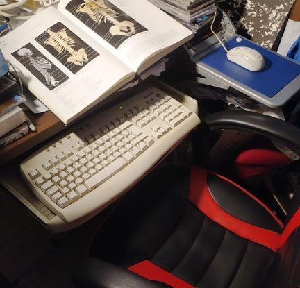 ארגונומיה שולחן מחשב, עם משטח "הארכה" לעכבר המחשב ומגירה נשלפת למקלדת