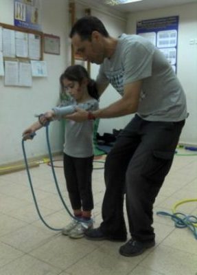 לימוד קפיצה בחבל, לימוד קפיצה על חבל, לימוד קפיצה בדלגית, איך לקפוץ בחבל, לימוד קפיצה בחבל/ בדלגית לילדים וגם למבוגרים, באופן מדעי ע"י מומחה למוטוריקה, יציבה ואורטופדיה וניסיון של מעל 20 שנות לימוד מיומנויות ספורט ותנועה במוטוריקל!