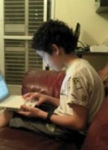 ישיבה לא נכונה של ילד ממוצע מול מחשב נייד. שימו לב להגדלה של הקיפוזס החזית והצווארית עקב שימוש בארגונומיה לא נכונה.